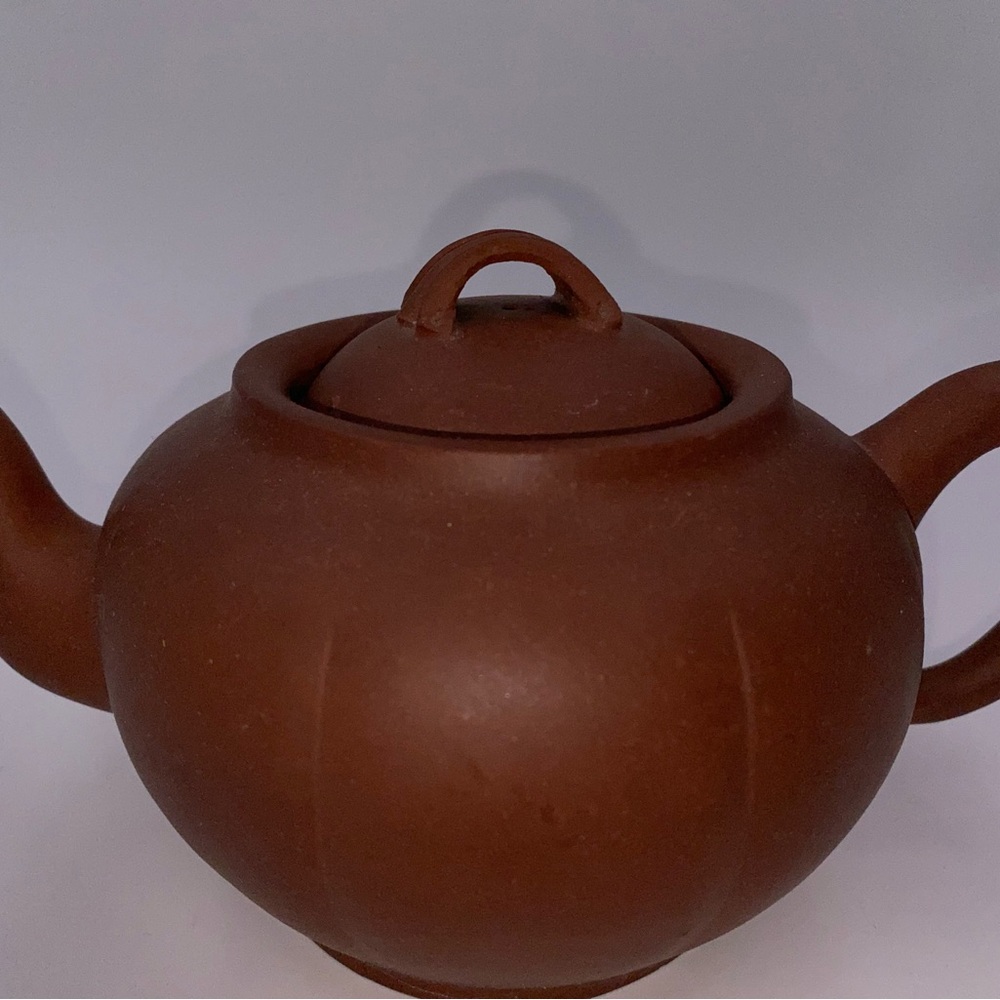 Early Liberation (1960-1966) “Chrysanthemum Ball” Purple Clay Teapot  EUC   HH01